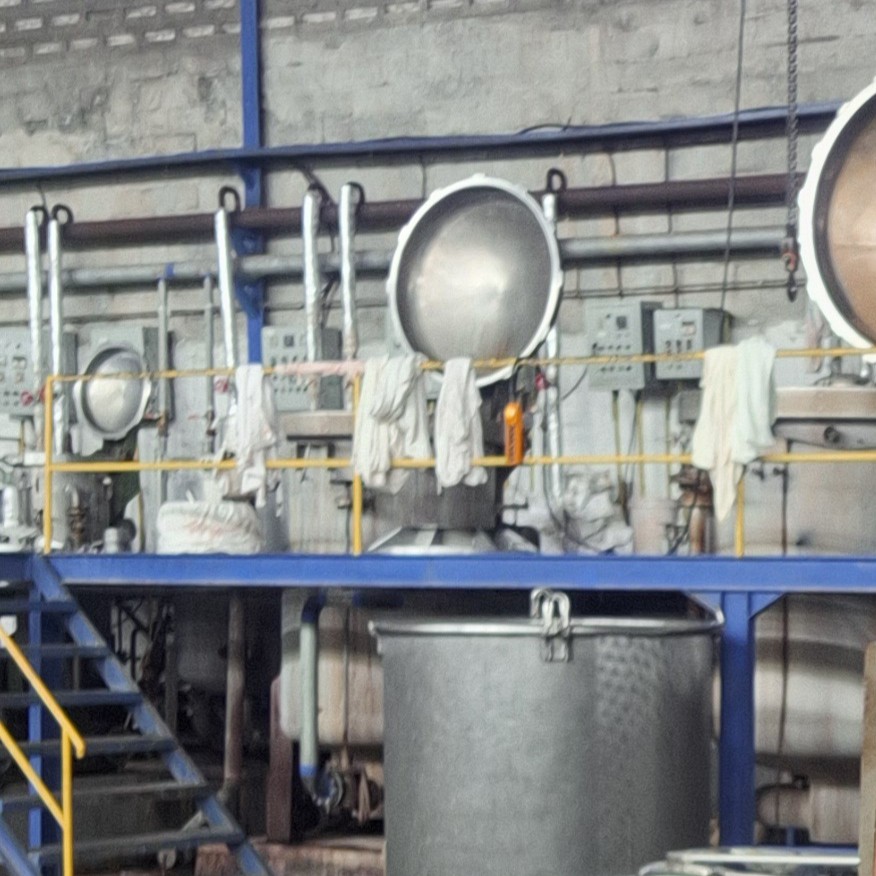 Mesin boiler pencelupan benang yang mengubah benang raw white menjadi benang berwarna berkualitas tinggi, menampilkan tahap awal transformasi produk di CV Yuvin Abadi Jaya.