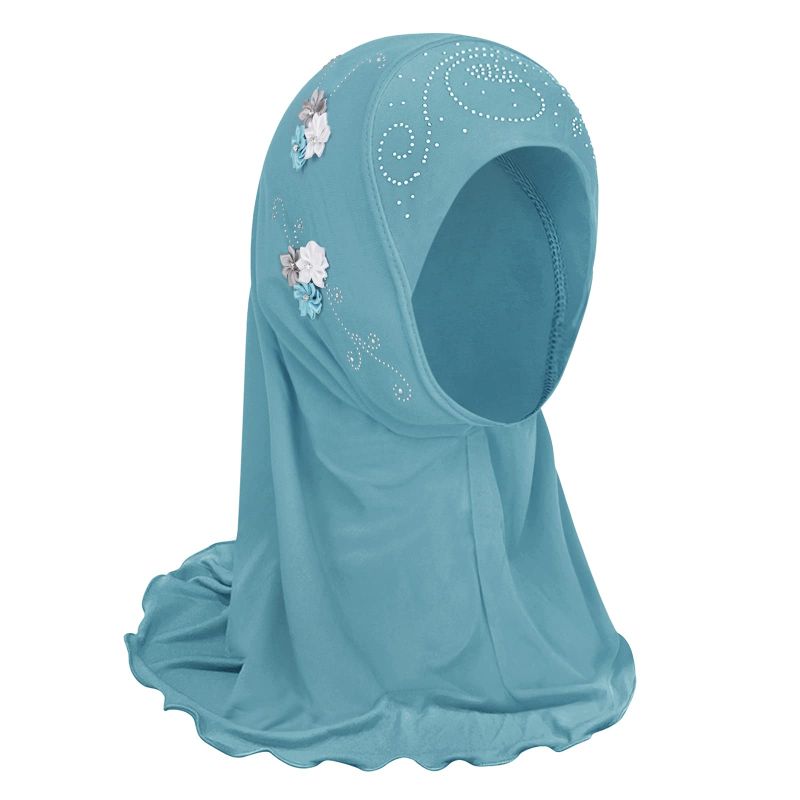 Gambar hijab elegan berbahan benang berkualitas tinggi dari CV Yuvin Abadi Jaya, memadukan kenyamanan dan gaya modis untuk tampilan Islami yang anggun.