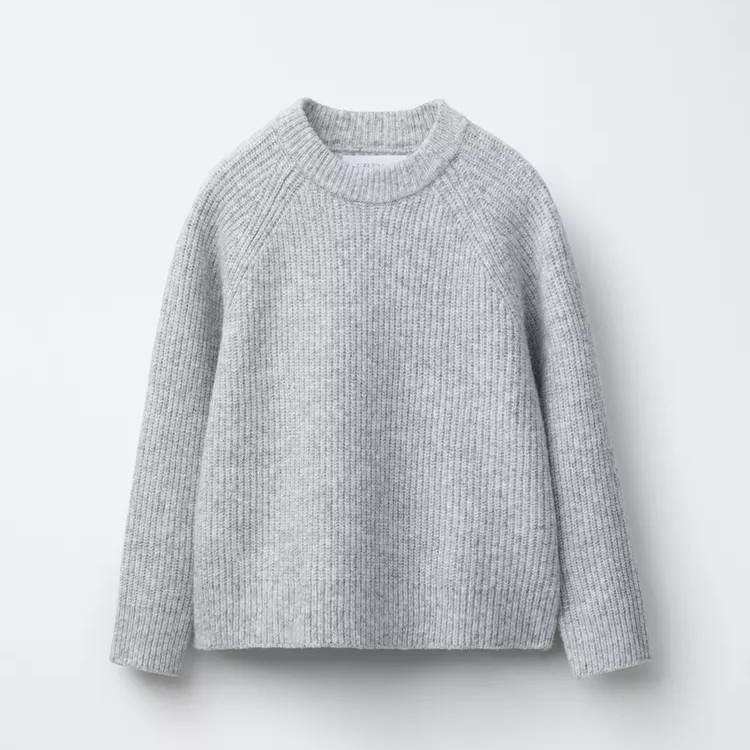 Gambar sweater hangat dan nyaman yang dirajut dari benang berkualitas tinggi, mencerminkan keanggunan dan keandalan produk CV Yuvin Abadi Jaya untuk musim dingin.